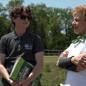 James Strehse discussed the Conservation Stewardship Program with New Jersey producer Diane Gunson.
